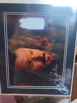 Lot 1007 - FIFTEEN LORD OF THE RINGS TRILOGY SIGNED PROMOTIONAL PHOTOGRAPHS