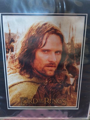 Lot 1007 - FIFTEEN LORD OF THE RINGS TRILOGY SIGNED PROMOTIONAL PHOTOGRAPHS
