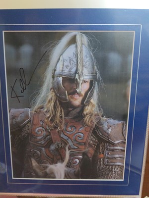 Lot 1007 - FIFTEEN LORD OF THE RINGS TRILOGY SIGNED PROMOTIONAL PHOTOGRAPHS