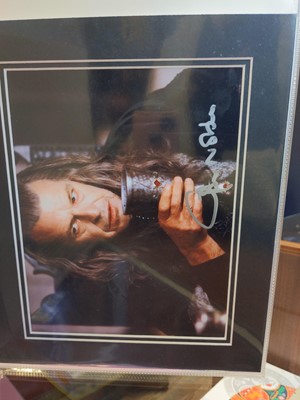 Lot 1007 - FIFTEEN LORD OF THE RINGS TRILOGY SIGNED PROMOTIONAL PHOTOGRAPHS