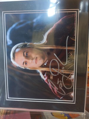 Lot 1007 - FIFTEEN LORD OF THE RINGS TRILOGY SIGNED PROMOTIONAL PHOTOGRAPHS