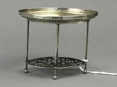 Lot 463 - A SILVER STAND ALONG WITH A SET OF GOLD PLATED BUTTONS