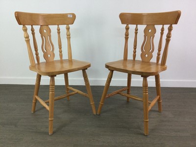 Lot 464 - A SET OF SIX DINING CHAIRS