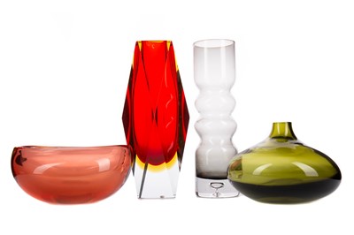 Lot 267 - ALESSANDRO MANDRUZZATO FOR SOMMERSO FACETED GLASS VASE, ALONG WITH FURTHER PIECES OF COLOURED GLASS
