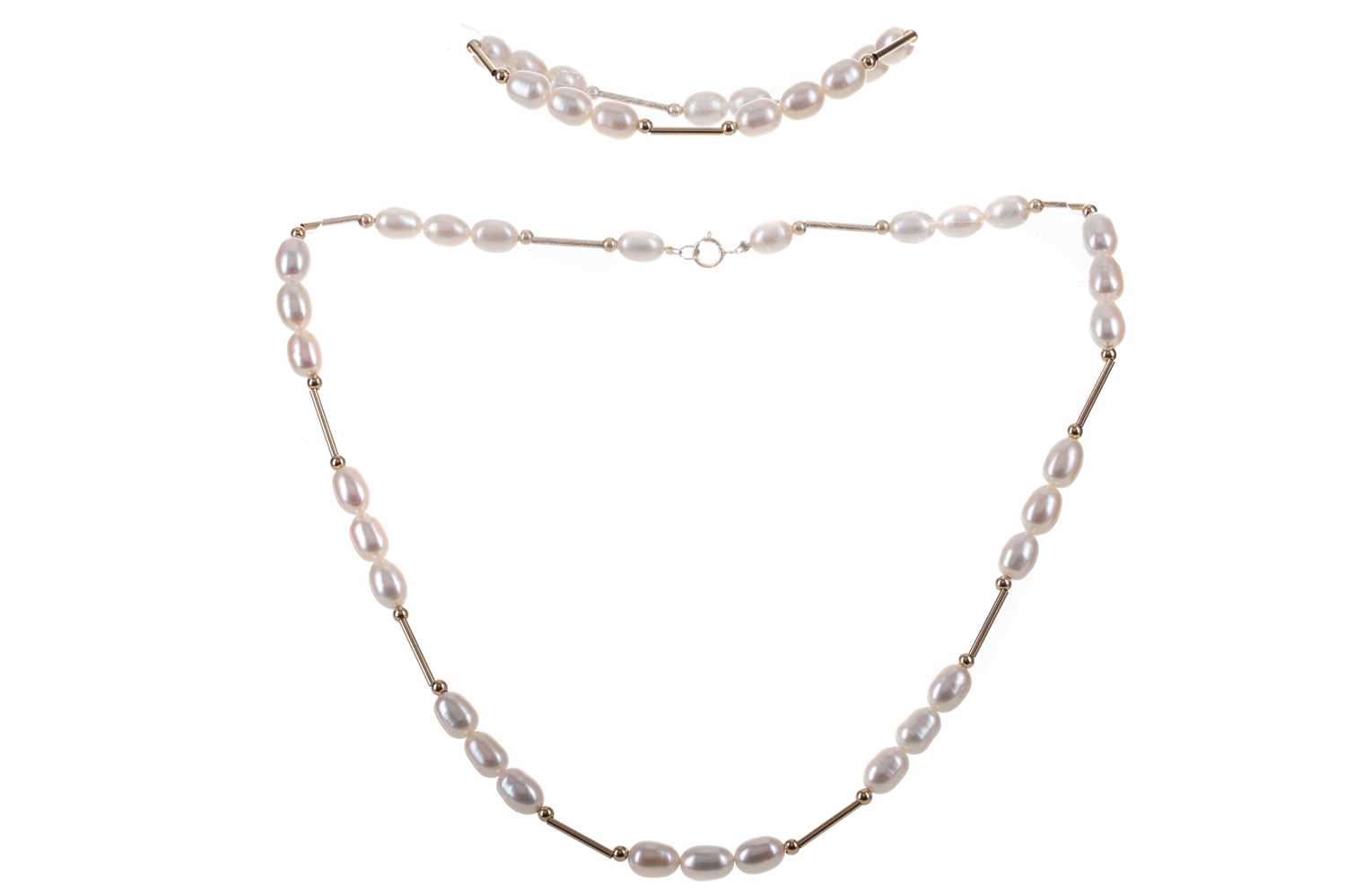 Lot 448 - A PEARL NECKLACE AND BRACELET