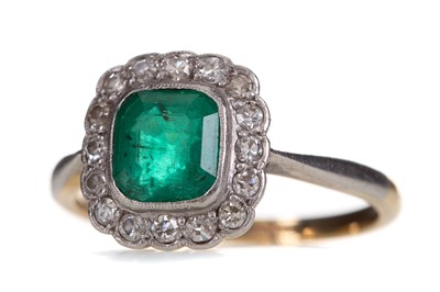 Lot 455 - AN EMERALD AND DIAMOND RING