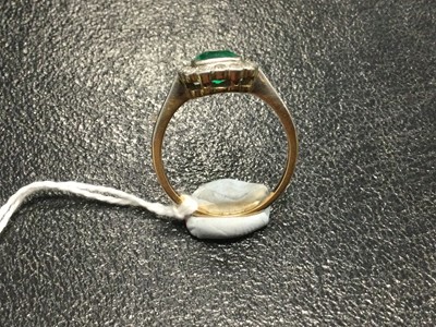 Lot 455 - AN EMERALD AND DIAMOND RING
