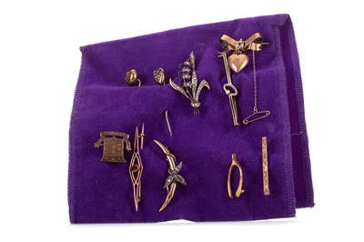 Lot 471 - A GROUP OF GOLD AND OTHER BROOCHES