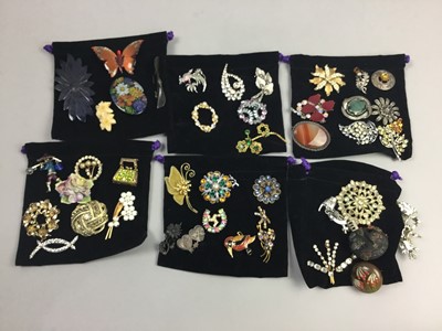 Lot 12 - A COLLECTION OF COSTUME BROOCHES