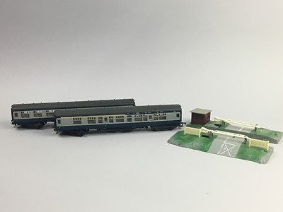 Lot 25 - A UNIMAX CENTRAL EXPRESS TRAIN SET, LIMA WAGONS AND OTHER RAILWAY ITEMS
