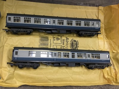 Lot 25 - A UNIMAX CENTRAL EXPRESS TRAIN SET, LIMA WAGONS AND OTHER RAILWAY ITEMS