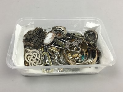 Lot 37 - A COLLECTION OF SILVER AND OTHER JEWELLERY
