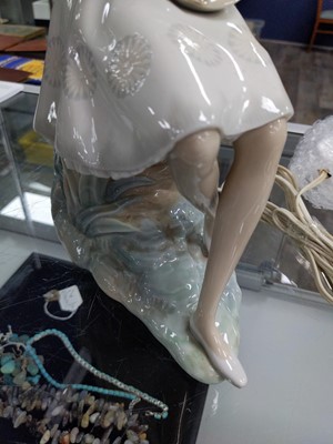 Lot 76 - A LLADRO TABLE LAMP MODELLED AS A GIRL WITH A MANDOLIN