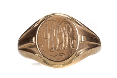Lot 517 - A GOLD SIGNET RING