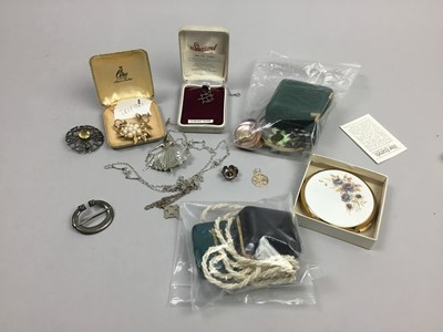 Lot 90 - A COLLECTION OF SILVER AND OTHER JEWELLERY