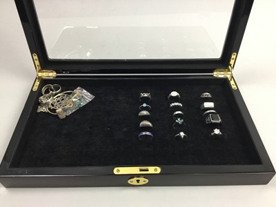 Lot 3 - A GROUP OF SILVER AND OTHER RINGS AND OTHER JEWELLERY