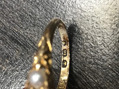 Lot 536 - A PEARL FIVE STONE RING