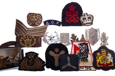 Lot 28 - A GROUP OF MILITARIA