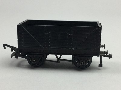 Lot 153 - A COLLECTION OF HORNBY TRI-ANG MODEL RAILWAY ITEMS