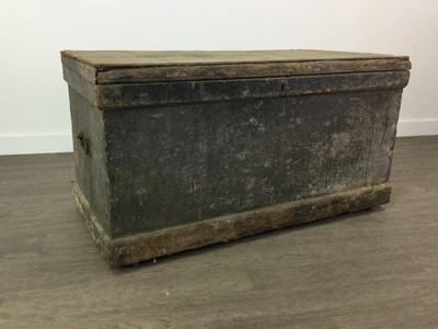 Lot 381 - A VINTAGE TOOL CHEST ALONG WITH ASSORTED TOOLS