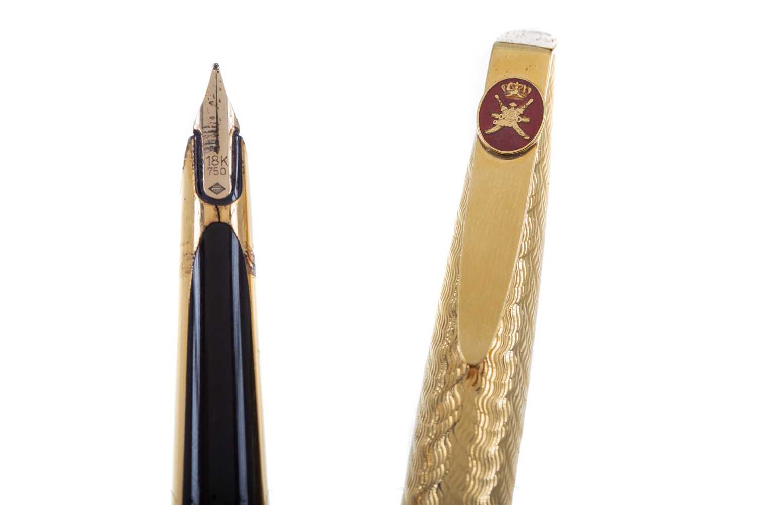 Lot 1 - AN 18CT GOLD MOUNTED THREE PEN SET BY ROYAMA