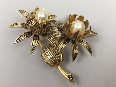 Lot 375 - A COLLECTION OF COSTUME JEWELLERY