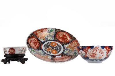Lot 887 - A JAPANESE IMARI CHARGER AND TWO BOWLS