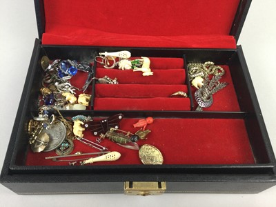 Lot 21 - A COLLECTION OF VINTAGE COSTUME JEWELLERY