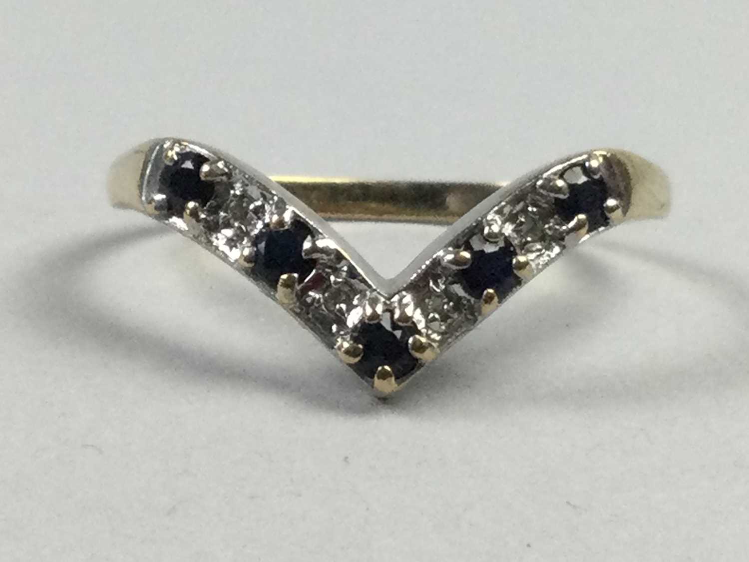 Lot 28 - A NINE CARAT GOLD 'V' SHAPED RING