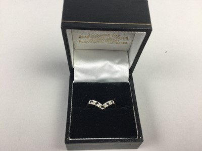 Lot 28 - A NINE CARAT GOLD 'V' SHAPED RING