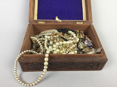 Lot 69 - A COLLECTION OF VINTAGE COSTUME JEWELLERY