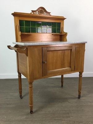 Lot 143 - A LATE VICTORIAN WASHSTAND