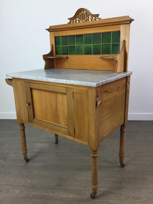 Lot 143 - A LATE VICTORIAN WASHSTAND