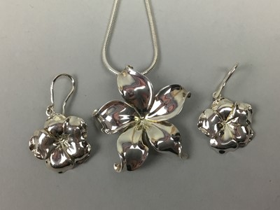 Lot 34 - A SILVER FLOWERHEAD PENDANT ON CHAIN ALONG WITH A PAIR OF MATCHING EARRINGS