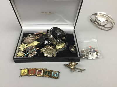 Lot 42 - A LOT OF SILVER AND COSTUME JEWELLERY