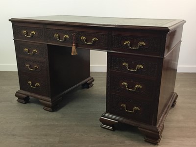 Lot 896 - AN EARLY 20TH MAHOGANY DESK