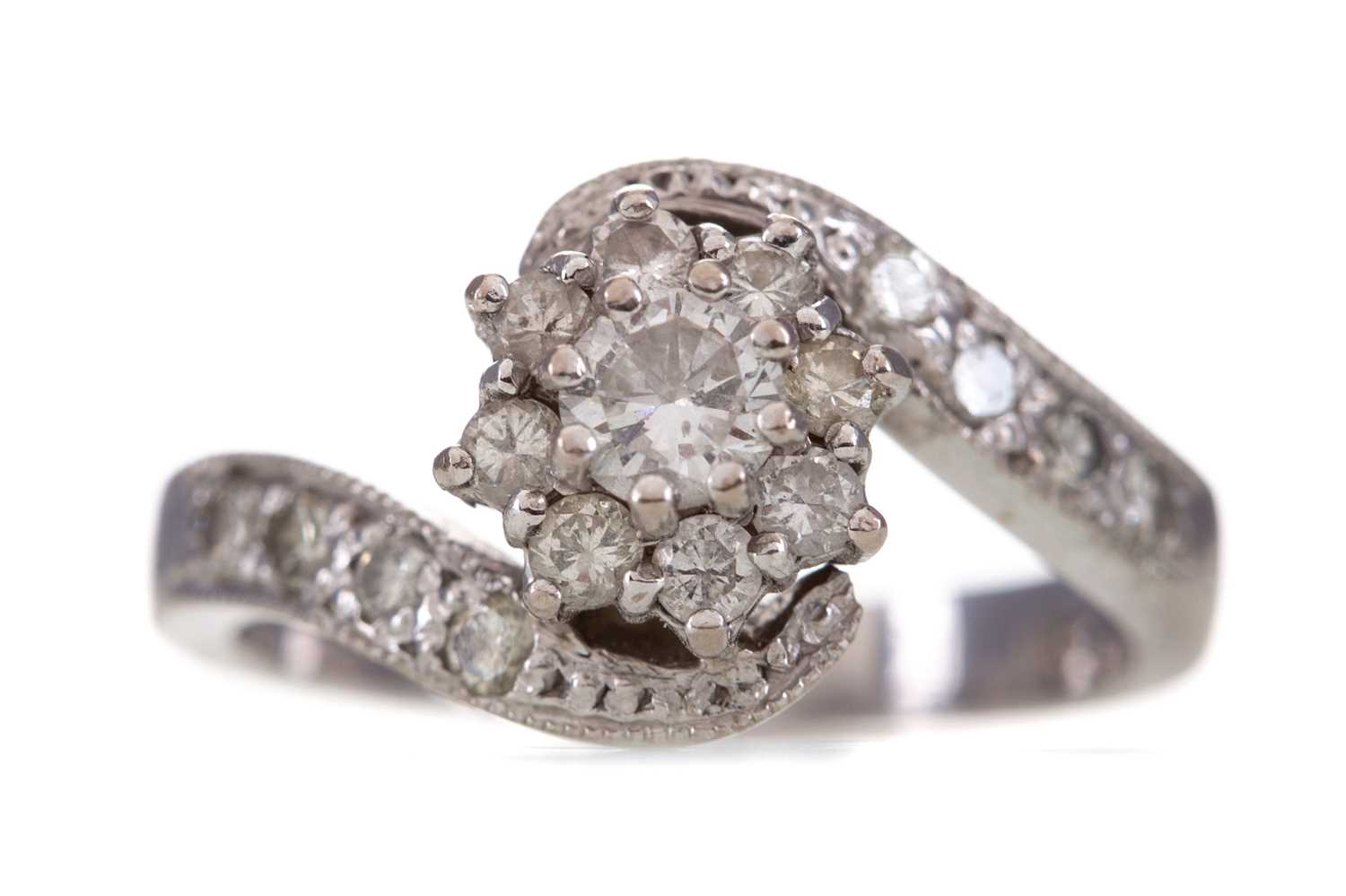 Lot 1126 - A DIAMOND CLUSTER RING