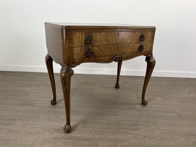 Lot 900 - AN EARLY 20TH CENTURY MAHOGANY TABLE CANTEEN