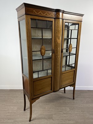 Lot 904 - AN EDWARDIAN INLAID MAHOGANY DISPLAY CABNIET