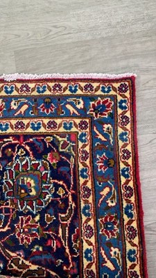 Lot 902 - A PERSIAN KASHAN HAND KNOTTED WOOL CARPET