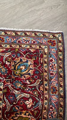 Lot 901 - A PERSIAN KASHAN HAND KNOTTED WOOL CARPET