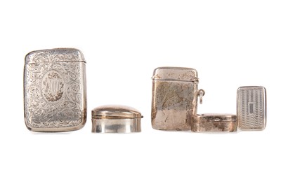 Lot 52 - A WILLIAM IV SILVER VINAIGRETTE AND OTHER SMALL SILVER