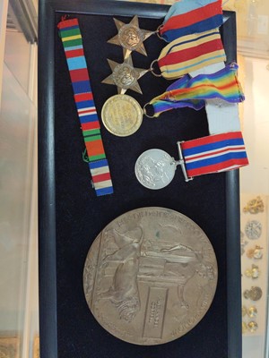 Lot 53 - A WWI MEMORIAL PLAQUE AND FURTHER MILITARIA