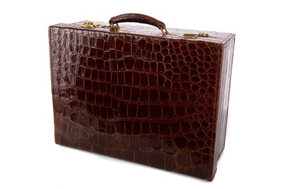 Lot 55 - AN EARLY 20TH CENTURY CROCODILE SKIN TRAVELLING CASE