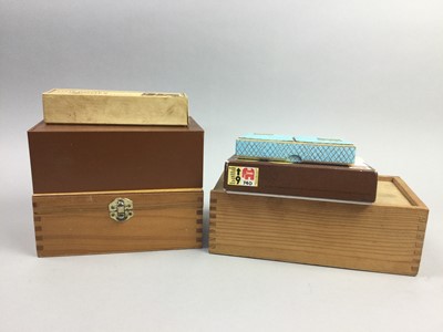 Lot 89 - A COLLECTION OF VINTAGE CHESS AND DOMINOES SETS