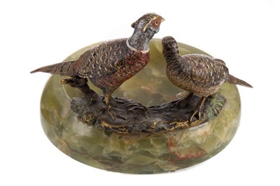 Lot 515 - A COLD PAINTED BRONZE AND ONYX ASHTRAY