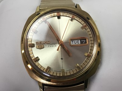 Lot 7 - A SEIKO 5 AUTOMATIC WRISTWATCH AND FOUR OTHER WATCHES