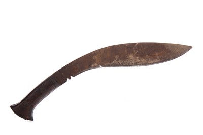 Lot 59 - AN EARLY 20TH CENTURY MILITARY-TYPE NEPALESE KUKRI