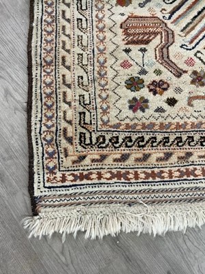 Lot 302 - A 20TH CENTURY EASTERN RUG