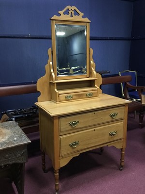 Lot 404 - A LATE 19TH/ EARLY 20TH CENTURY WALNUT DRESSING TABLE